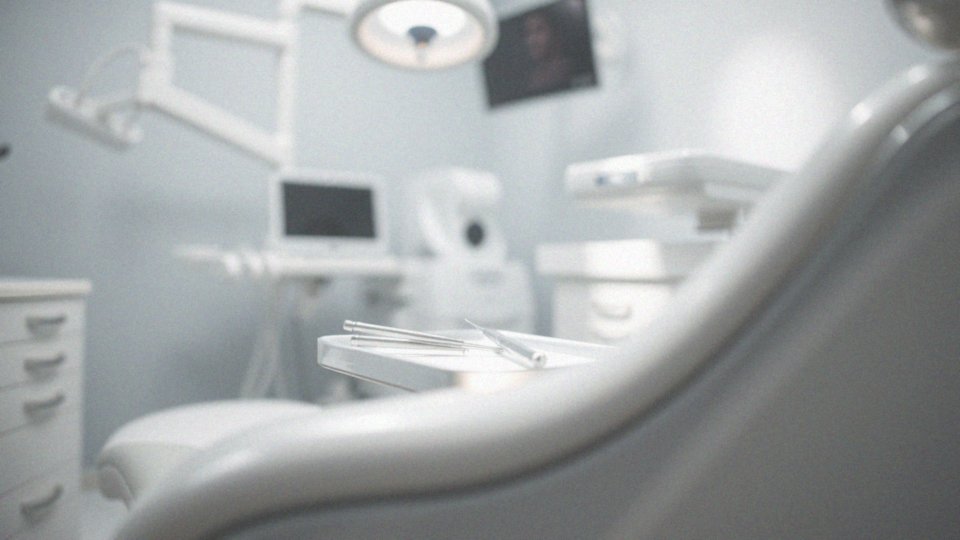Co należy zrobić, gdy ząb jest zbyt uszkodzony na leczenie kanałowe?