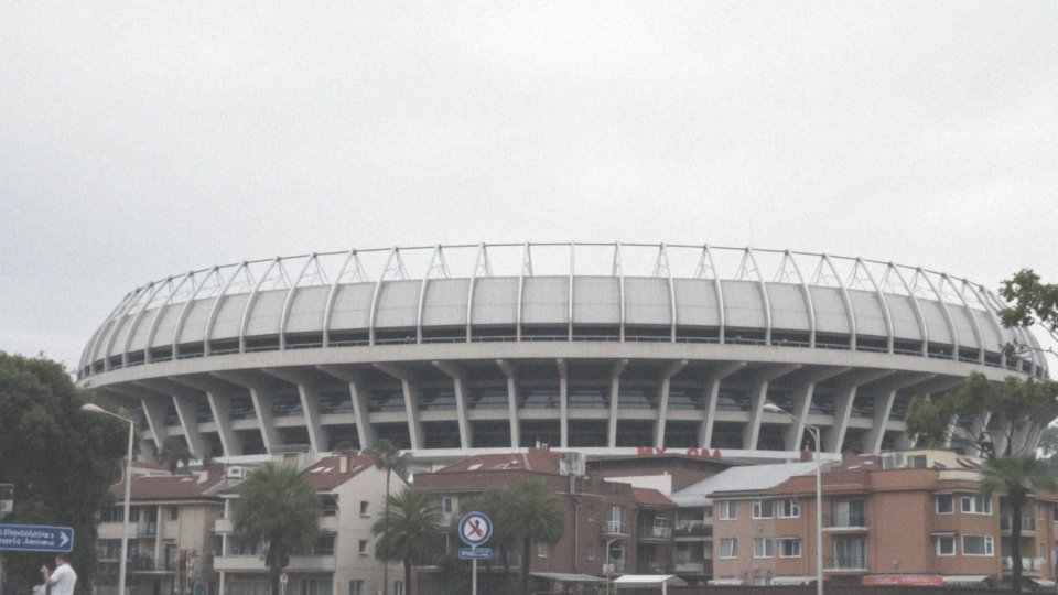 Gdzie znajduje się stadion El Libertador?